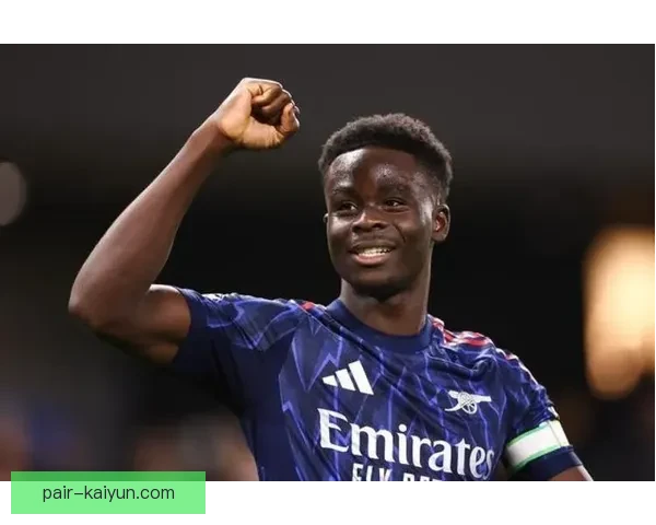 萨卡在阿森纳青训的表现稳定，逐渐成为球队的核心希望